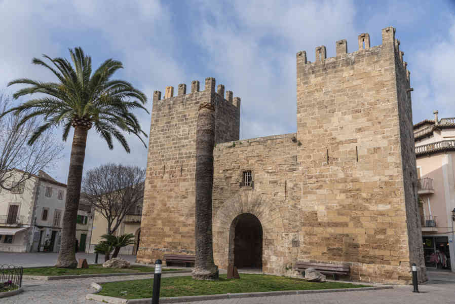 Mallorca - Alcúdia 18 - muralla - Puerta del Moli o de Xara.jpg